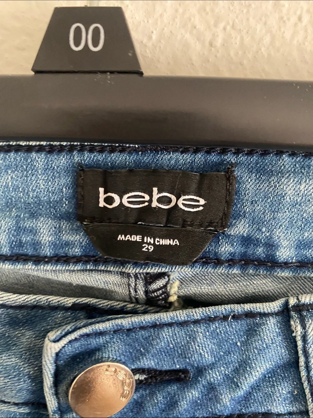 BEBÉ  Skinny Jeans in Faded Blue Stretch. Size 29